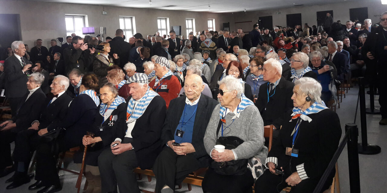Wolontariusze podczas 74. rocznicy wyzwolenia Auschwitz-Birkenau